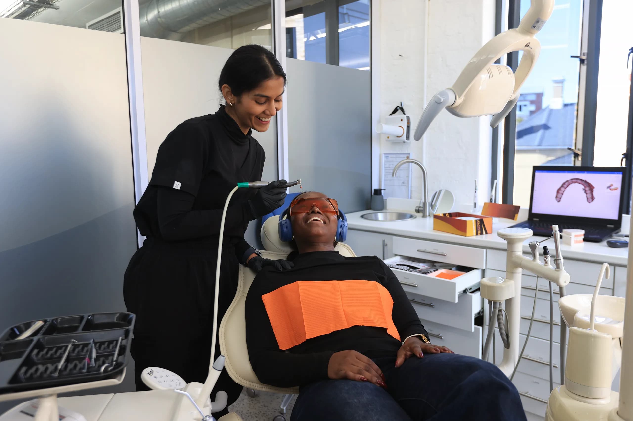 Mia dentist showing a patient their 3D scan